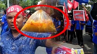 Buruh Bawa Lontong sebagai Simbol Penolakkan Kenaikan UMP yang Sangat Kecil [upl. by Aicad]