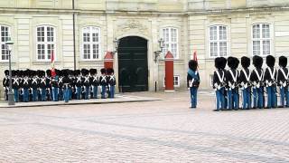 Wachablösung am Schloss Amalienborg in Kopenhagen Dänemark [upl. by Cranford]