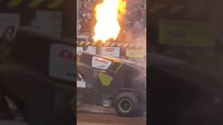 Da brennt 🔥 was unter der Haube tractorpullingvideo madepowerweekend [upl. by Annaert626]