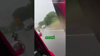 Motociclista Provoca a Camionero y Recibe su Merecido [upl. by Rodrique]