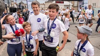 Royal Run 2019 Prins Christian og hans søskende fik kram og medaljer [upl. by Ettenahs]