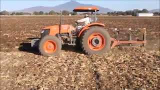 Tractor KUBOTA M108S En barbecho Jacona Mich Feb 2015  EAE Distribuidor Autorizado Zamora [upl. by Eb]