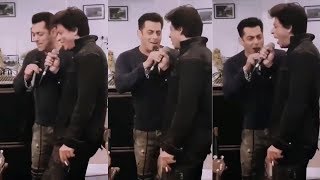 Salman Khan amp Shahrukh Khan Singing Pyar Humein Kis Mod Pe Song On Salmans Birthday [upl. by Zabrine]