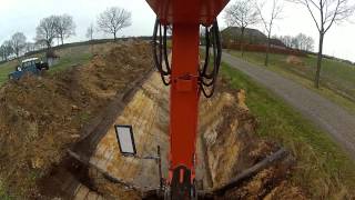 SLOTEN GRAVEN Met HITACHI 210 LC TALUD BAK en LAZER [upl. by Gilman353]