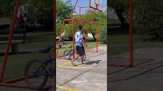 La bicicleta eléctrica en el parque [upl. by Raffarty]