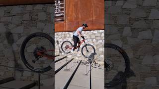 ROULER SUR UNE BARRIERE 😱 vélo vtt wheeling jump sport [upl. by Naget5]