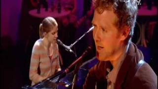 Glen Hansard amp Markéta Irglová  Falling Slowly Live Jools Holland 2008 [upl. by Sitoiyanap]