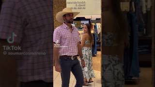 ASSIM É O SERTANEJO RAIZ QUANDO VAI PRO SHOPPING sertanejo sertanejoagro acordeonista [upl. by Yeldua463]