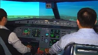 Simuladores de vuelos para entrenar a pilotos que trabajarán durante el verano [upl. by Noivaz109]