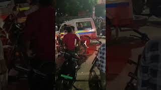 Aaj ki breaking news trilokpuri 15 block mein ek sadak per gaddha ho gaya hai usmein ek riksha bhi [upl. by Youngman]