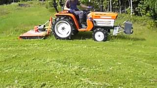 Kompakttraktor kubota B1600 och Betesputsar [upl. by Sutniuq656]