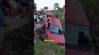 Hombres se unieron para sacer de una zanja a un auto trucks trailers camioneros camiones camion [upl. by Asirem]