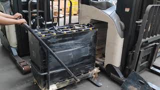 Cara memasang battery Reach Truck Forklift Crown RR [upl. by Clementina871]