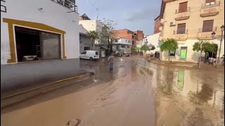 Los vecinos de Benamargosa se afanan en limpiar sus casas después de que el desbordamiento del río a [upl. by Acinnad]