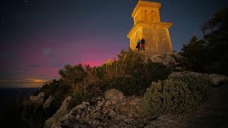 Les aurores boreals tenyeixen de vermell el cel de les illes [upl. by Puri605]