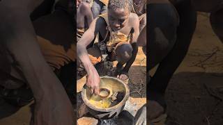 Incredible😮 lunchtime🤤😋 Duduqwe enjoying eating food So delicious culture traditional bushmen [upl. by Gennaro633]