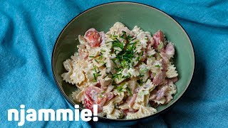 Pastasalade met kip en spek Recept  njammie [upl. by Harat738]