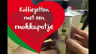 Koffiezetten met een mokkapotje hoe werkt een Moka Express [upl. by Hairim883]