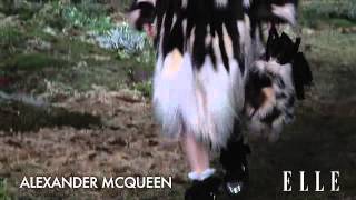 Alexander McQueen Paris Fashion Week otoño invierno 201420  Elle España [upl. by Yesnil776]