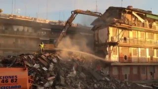 Demolición de edificios en Madrid derribo de dos bloques de pisos en Latina [upl. by Renaud]