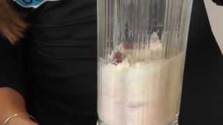 Bodylabs fitnessopskrifter Proteinmilkshake med jordbær [upl. by Gorlin]