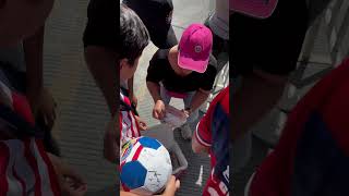 LO QUE LE REGALARON AL OSO GONZÁLEZ 🐻🐐😂  CHIVAS VS PACHUCA  chivas futbol [upl. by Fairbanks]