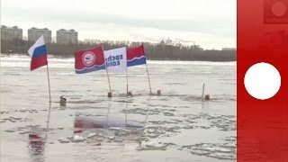 Eisbrecher Die olympische Fackel schwimmt durch russiches Eis [upl. by Dasie663]