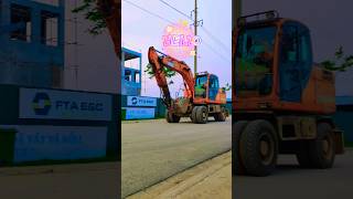 Chị gái điều khiển máy xúc Doosan đi chuyển trên đườngexcavatormayxuc [upl. by Ariahs]