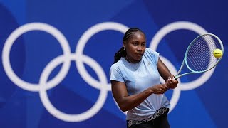 JO Paris 2024  Coco Gauff en portedrapeau des USA avec LeBron James [upl. by Kolivas]