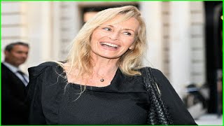 « Affaire de famille »🔴 Estelle Lefébure retrouve David Hallyday et Sylvie Vartan pour une soirée e [upl. by Aciemaj]