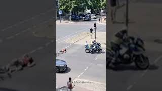 🚨 PolizeiMotorrad erfasst Radfahrerin 🚴‍♀️ police polizei unfall fahrrad berlin [upl. by Keever]