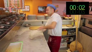 Il pizzaiolo più veloce del mondo è di Reggio Emilia ecco la sua pizza in 20 secondi [upl. by Arabella]