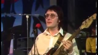 Raphael Ravenscroft featured saxophone soloist Gerry Rafferty Baker Street Live TV [upl. by Trebreh]