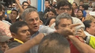 Agresiones e insultos entre seguidores y detractores de Correa a su llegada a Ecuador [upl. by Oizirbaf]