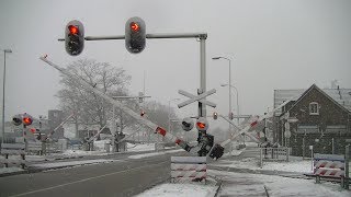 Spoorwegovergang Doetinchem  Dutch railroad crossing [upl. by Areval12]