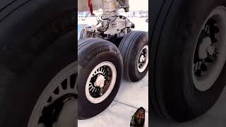 Aeroplane ke tyre mein kitne tyre hote Hain pilot tairplane aeroplane aviation [upl. by Baiss]