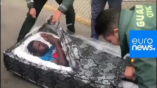 Ces migrants se cachaient dans des matelas [upl. by Kcirtapnhoj]