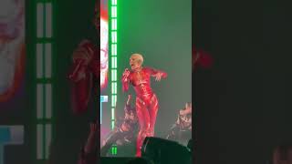 Doja Cat’s reaction to her mic going out during her performance 😂😂IvW8M465RKAHLO85 [upl. by Odnolor]