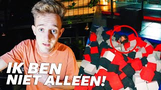 ALLEEN OVERNACHTEN IN MIJN TRAMPOLINE PARK Dacht ik  490 [upl. by Hteb]