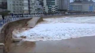 Accidente en la playa mujer se burla del mar y es arrastrada por las olas [upl. by Etnaik]