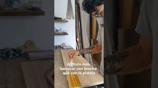 Barnizando con brocha brochas barniz poliuretano sayer carpinteria lluvia taller diy parati [upl. by Oimetra]