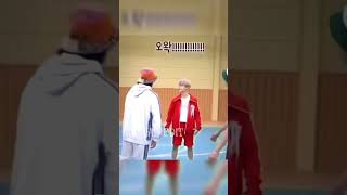 The way jimin🐥 immitating taehyungs🐻 sneeze🤣🔥bts taehyung shorts [upl. by Ahsad]