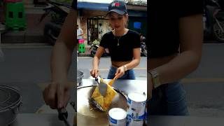 Puy Roti Lady  Most Popular Roti in Thailand Bangkok quotโรตีใบเตยquot thaistreetfood Sainam [upl. by Etteneg]