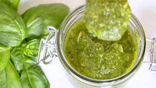 Receta de pesto de albahaca facil RECETA PESTO ITALIANO ORIGINAL [upl. by Ahsiki262]