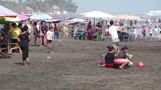 Salvadoreños aprovechan asuetos para visitar las playas [upl. by Yerfoeg]