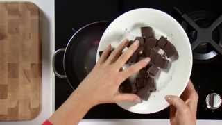 Instructievideo Au bain marie chocolade smelten [upl. by Riess]