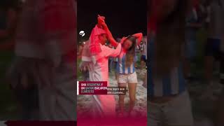 Una ARGENTINA le ENSEÑÓ a BAILAR CUARTETO a un ÁRABE en el MUNDIAL de QATAR 2022 [upl. by Zelikow799]