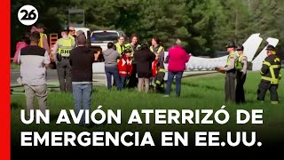 EEUU  Avión realiza aterrizaje de emergencia en una autopista [upl. by Anaeli]