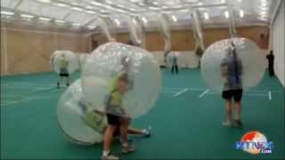 Jugadores de cricket rompen su rutina jugando fútbol cubiertos por globos de aire [upl. by Kerianne]