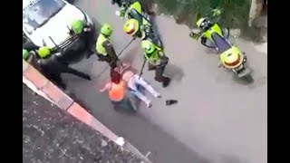 Batalla campal en El Popular nororiente de Medellín durante operativo contra la venta de drogas [upl. by Ardnazxela]